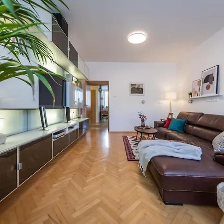 I & I Apart, Garage - Historical Old Town Apartman *